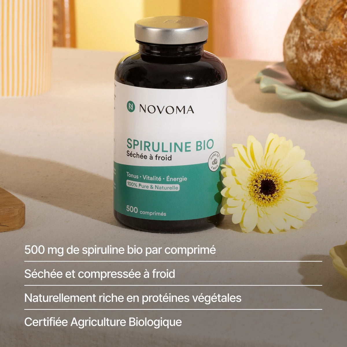 Spiruline Bio près d'une fleur : 500 mg de spiruline par comprimé, séchée et compressée à froid