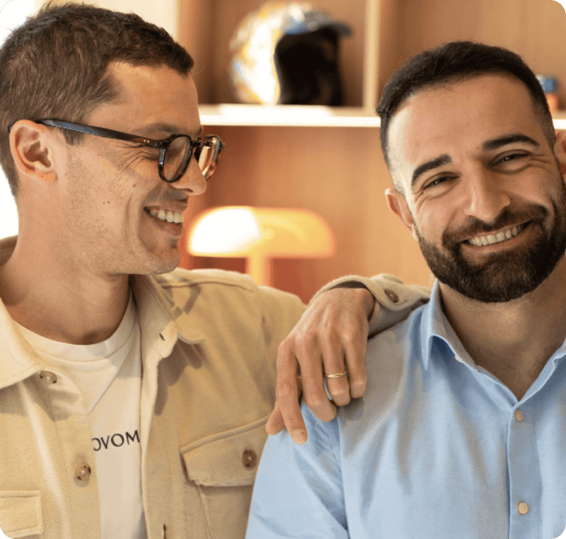 Deux membres de l'équipe souriant ensemble