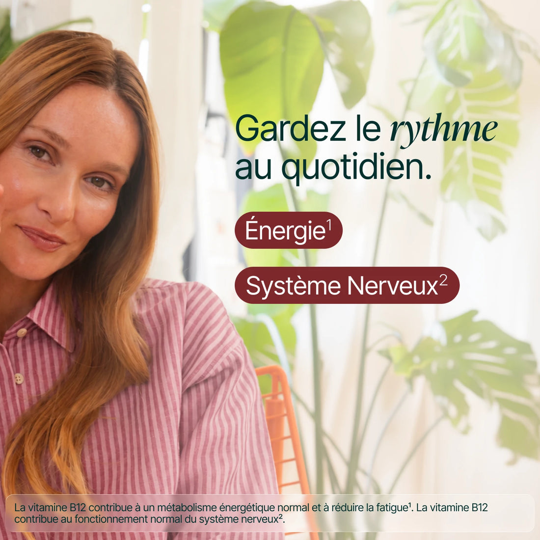Femme souriante derrière une plante : gardez le rythme au quotidien, énergie et système nerveux