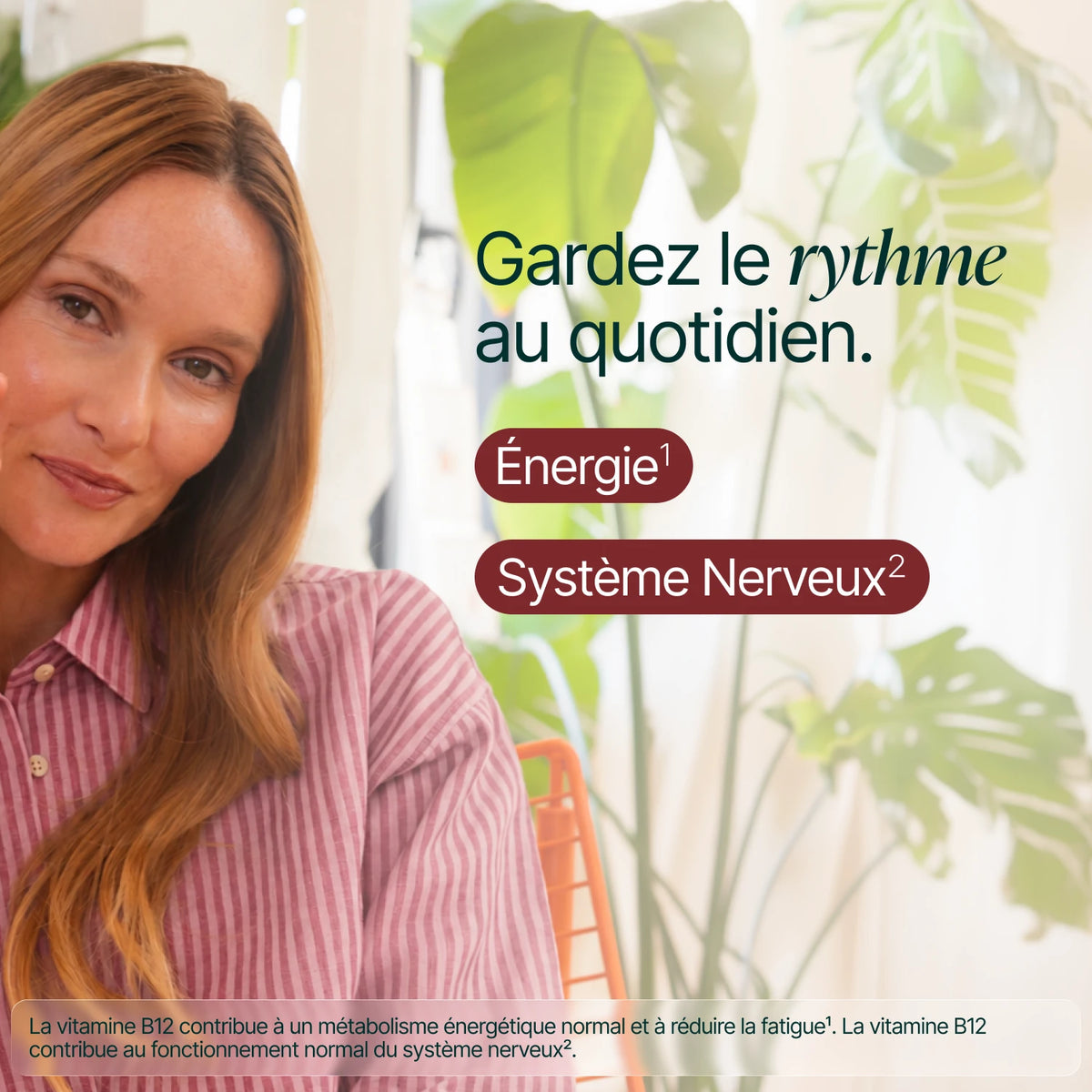 Femme souriante derrière une plante : gardez le rythme au quotidien, énergie et système nerveux