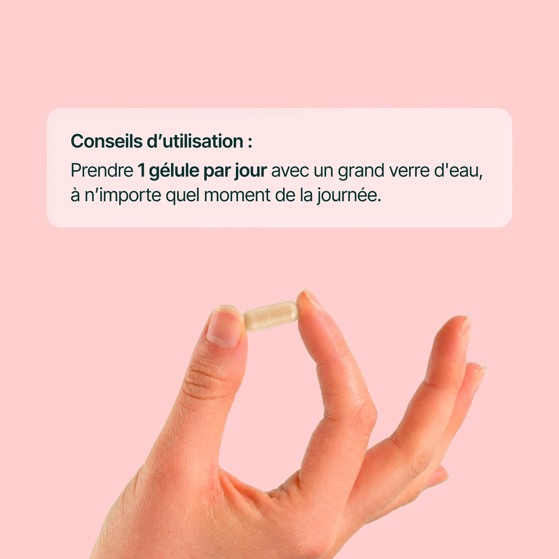 Gélule de vitamine B12 tenue entre deux doigts : 1 gélule par jour avec un grand verre d'eau