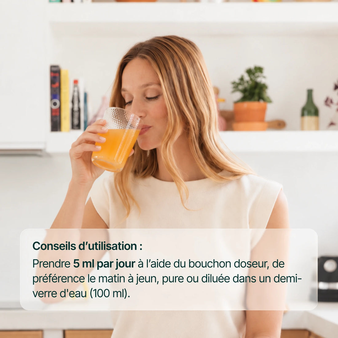 Femme buvant un verre de vitamine C liquide : 5 ml par jour, purs ou dilués dans 100 ml d'eau