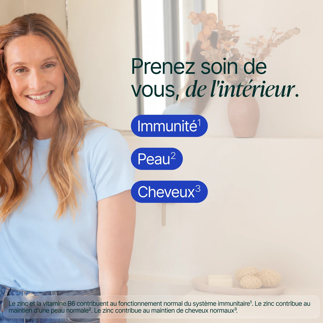 Femme souriante, main sur la joue : prenez soin de vous de l'intérieur, immunité, peau et cheveux